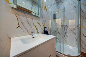 Luxurious Apartment steps from Spinola Bay