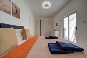 Luxurious Apartment steps from Spinola Bay