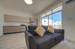 Luxurious Apartment steps from Spinola Bay