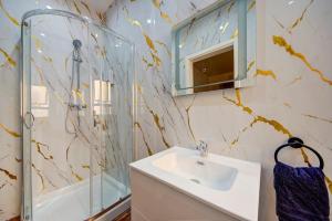 Luxurious Apartment steps from Spinola Bay