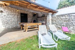 Casa Agnija - Authentic Istrian holiday home with terrace and garden near the Sea