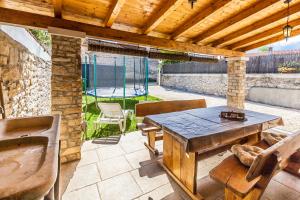 Casa Agnija - Authentic Istrian holiday home with terrace and garden near the Sea