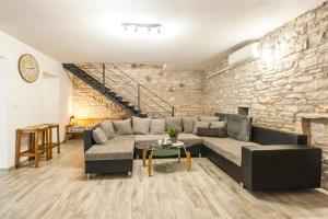 Casa Agnija - Authentic Istrian holiday home with terrace and garden near the Sea