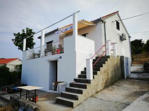 Rustic Rogac Apartment - Sea and Silence