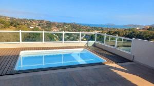 Casa com cobertura de vista para o mar