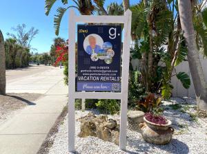 Private Patio, Walk to All! 5min- Siesta Keys Best Beach, 1min- Shopping Dining & Entertainment!