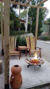 Sítio com piscina, churrasqueira, lareira, fogão à lenha, mesa de sinuca e vista para as montanhas