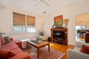 Spacious Creative Haven Near Cafes, Craft Breweries, Parks, Live Music & Art