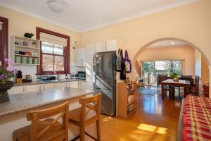 Spacious Creative Haven Near Cafes, Craft Breweries, Parks, Live Music & Art
