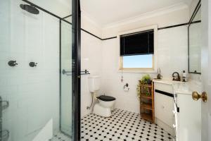 Spacious Creative Haven Near Cafes, Craft Breweries, Parks, Live Music & Art