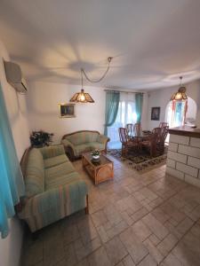 Two-Bedroom Apartment with Terrace and Garden View room in Meridian Hotel