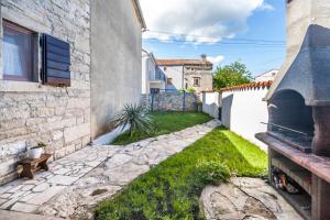 House Nicol - Authentic Istrian holiday home with terrace and garden near the Sea