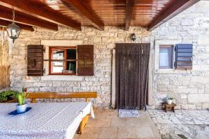 House Nicol - Authentic Istrian holiday home with terrace and garden near the Sea