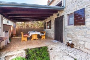 House Nicol - Authentic Istrian holiday home with terrace and garden near the Sea