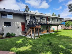 5 Beds 3 Full Bathrooms 3 Bedrooms, Quiet Day & Night, 15 Minutes Walk to 2 Beaches, Large Guest Yard, Kids Gym & Games, 4TVs, Breakfast, WorkStation, Laundry, Kitchen