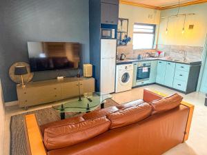 Charming quirky gold accents studio in sea point