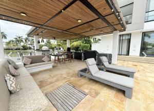 Casa con piscina y BBQ en Lagos del Peñón Girardot