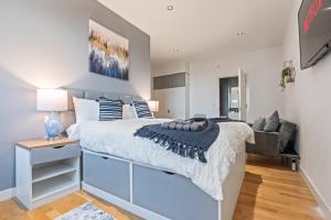 Leeds Elegant Central Flat - Sleeps 8 - Highrise View City Centre