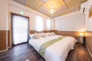 5階 ホテル鶴 道頓堀に位置する宿 ベッド9台 シャワー2台 観光に最適