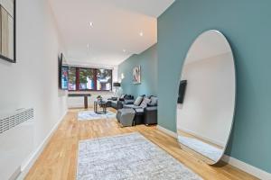 Spacious Central Leeds Flat - Sleeps 8 with Pool Table