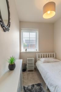 Walk to Liverpool Airport - Luxury Stay with EV Charge - Fast WiFi