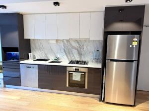 Modern 2 Bed 2 Bath Apartment with Parking opposite Westfield Doncaster