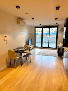 Modern 2 Bed 2 Bath Apartment with Parking opposite Westfield Doncaster