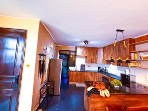 1404 Roseville Family Stays - Heated Rooftop Pool, Kids Play, Garden