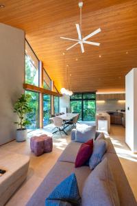 Amber Echoland MrT by Jade Group