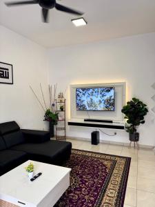 Fallems Homestay Melaka I 4 ROOMS I FULLY AIRCOND I 9 PAX I FREE WIFI I NETFLIX I INTEX POOL
