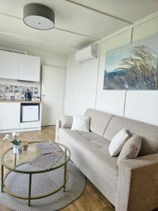 Cozy Hut with the included Hot Tub-Prime Rentals