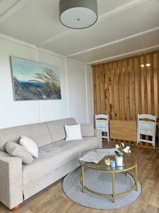 Cozy Hut with the included Hot Tub-Prime Rentals