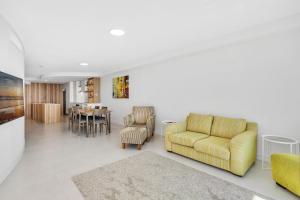 Sirocco 404 luxurious 3 bedroom unit, ocean front