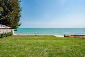 Beachfront 6BR Rooftop Jacuzzi Villa Hua Hin VVH23