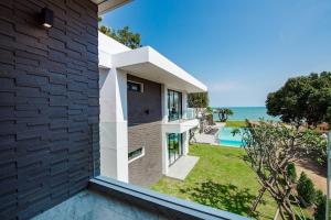 Beachfront 6BR Rooftop Jacuzzi Villa Hua Hin VVH23