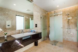 Beachfront 6BR Rooftop Jacuzzi Villa Hua Hin VVH23