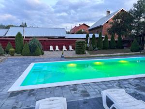 Зелена садиба над рікою