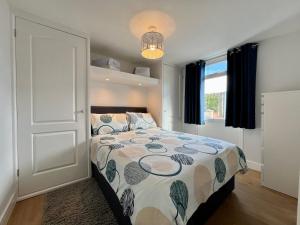 Beach Cottage 43, A stones throw from the sea