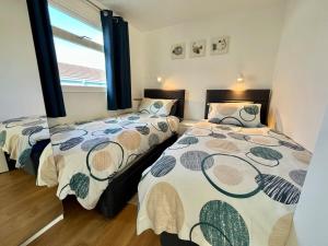 Beach Cottage 43, A stones throw from the sea