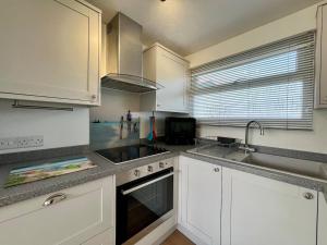 Beach Cottage 43, A stones throw from the sea