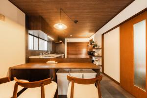 8 min walk to station 11 min to HND airport 85 sqm max 8 people full renovation 2 toilets Netflix