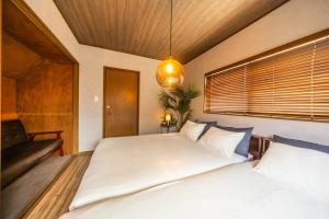 8 min walk to station 11 min to HND airport 85 sqm max 8 people full renovation 2 toilets Netflix