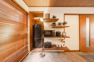 8 min walk to station 11 min to HND airport 85 sqm max 8 people full renovation 2 toilets Netflix