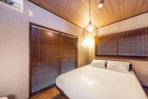 8 min walk to station 11 min to HND airport 85 sqm max 8 people full renovation 2 toilets Netflix