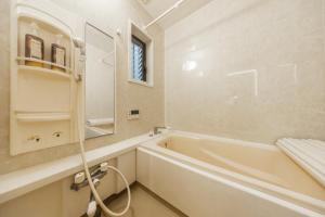 8 min walk to station 11 min to HND airport 85 sqm max 8 people full renovation 2 toilets Netflix