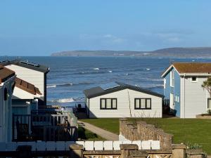 Beach Cottage 43, A stones throw from the sea