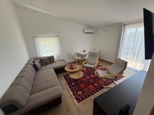 Apt1-Sleek Studio, walk to Beach