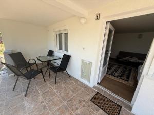 Apt1-Sleek Studio, walk to Beach