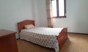 Small Private room near airport lisbon room basic