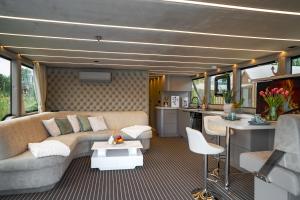 Lieblingsplatz Parey - schwimmendes Living Luxboot